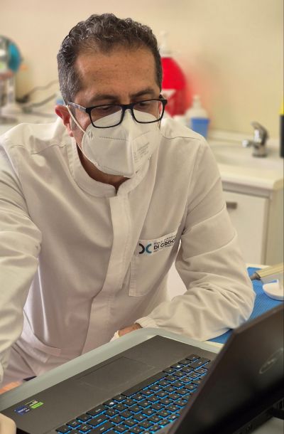 Dr. Di Croce analizza diagnostica 3D prima di decidere un impianto