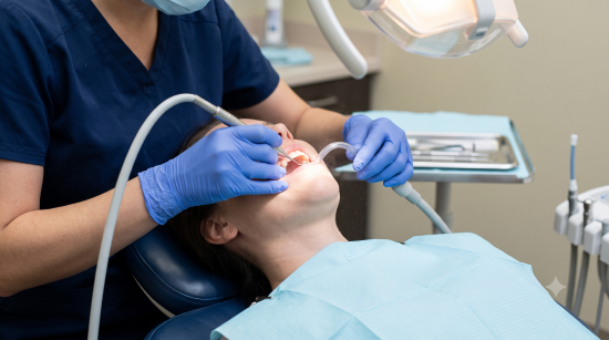 Seduta di terapia parodontale — igiene professionale e strumenti a ultrasuoni