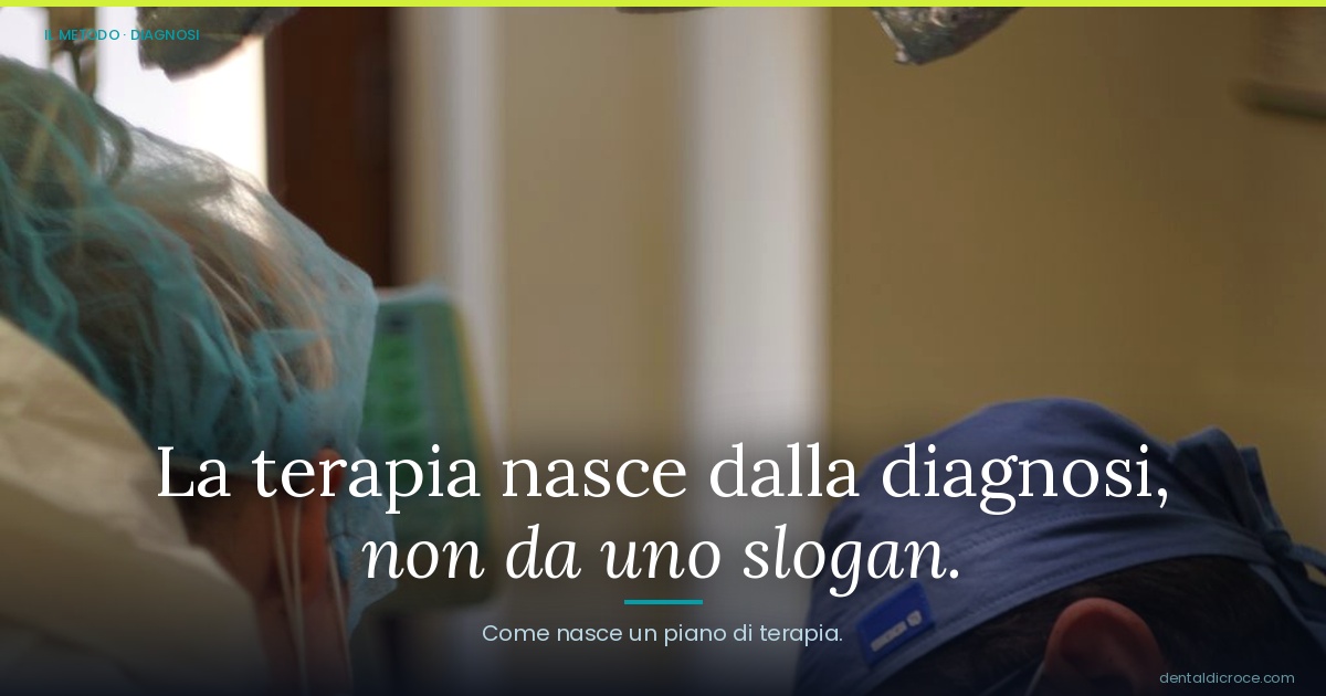 Surgical team in an operating room with an overlayed message: 'La terapia nasce dalla diagnosi, non da uno slogan.'