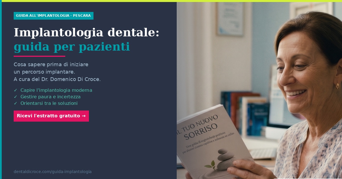Donna anziana sorridente che legge una guida sull'implantologia dentale in un ambiente clinico.
